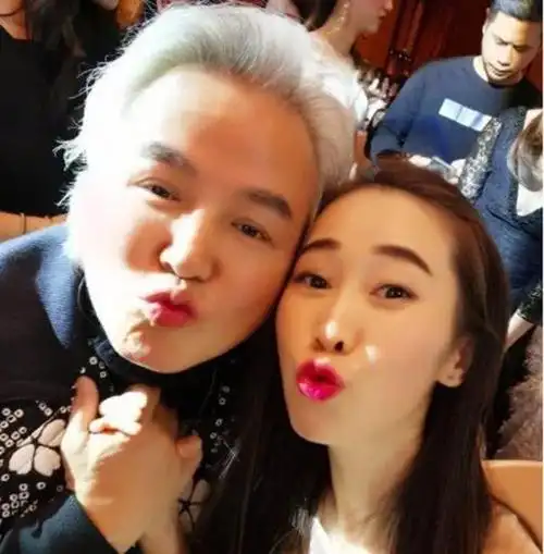 林瑞阳拍桌发怒称十指紧扣美女员工实属公司活动