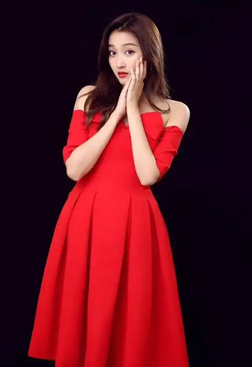 关晓彤红色连衣裙显成熟皮 肤白皙有气质