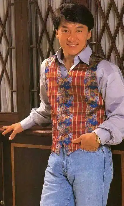 成龙70,80年代的穿搭,不输现在的小鲜肉