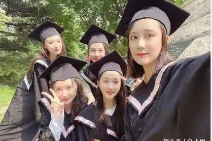 关晓彤毕业照翻车?面部浮肿下巴不自然,意外撞脸港星朱咪咪?