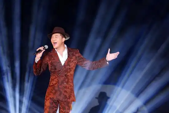 关喆献唱《想你的夜》 与大左逗趣不断