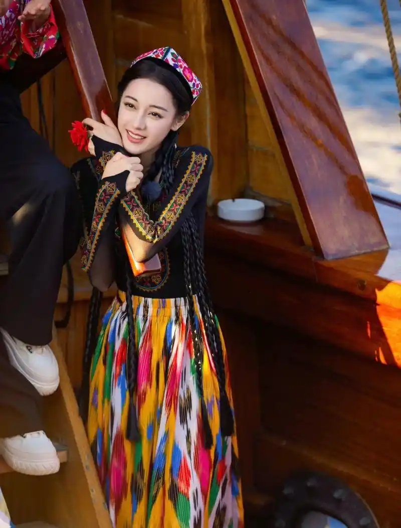 冬季时尚感大比拼#  迪丽热巴在综艺上大跳新疆舞,穿上民族服装的她