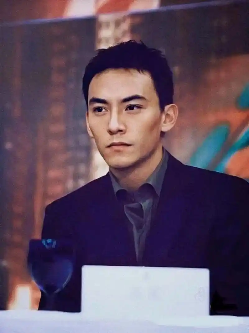 张震真的是我心中觉得适合陈铭生第一人选呀,这张特别像最后照片上