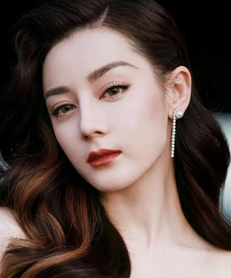 迪丽热巴,白色吊带星空裙,大波浪卷发型,这身材曲线,美美美!