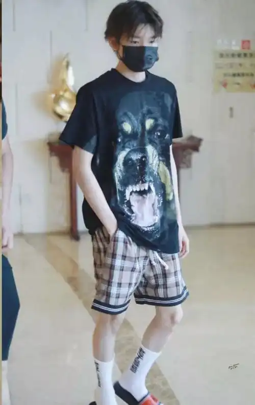 熊梓淇拍个杂志袜子穿这么长现在鲜肉们也爱堆堆袜了