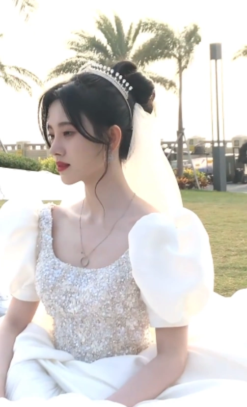 鞠婧祎在社交平台上晒出一段自己穿婚纱造型的视频,她以一身白色带钻
