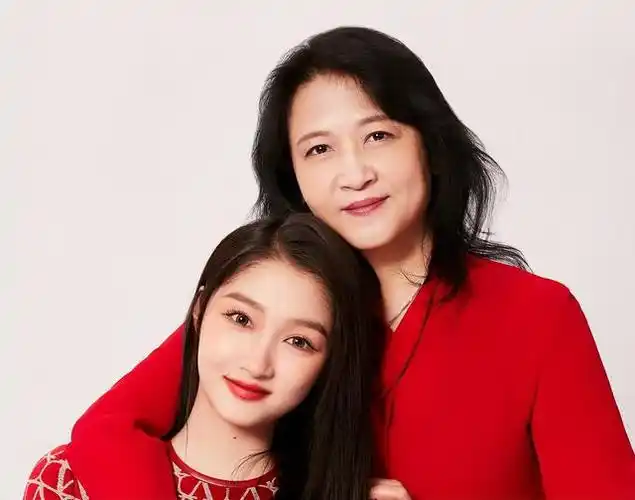 关晓彤晒与妈妈新年合影照,影迷却说不吉利的话,求她跟鹿晗分手