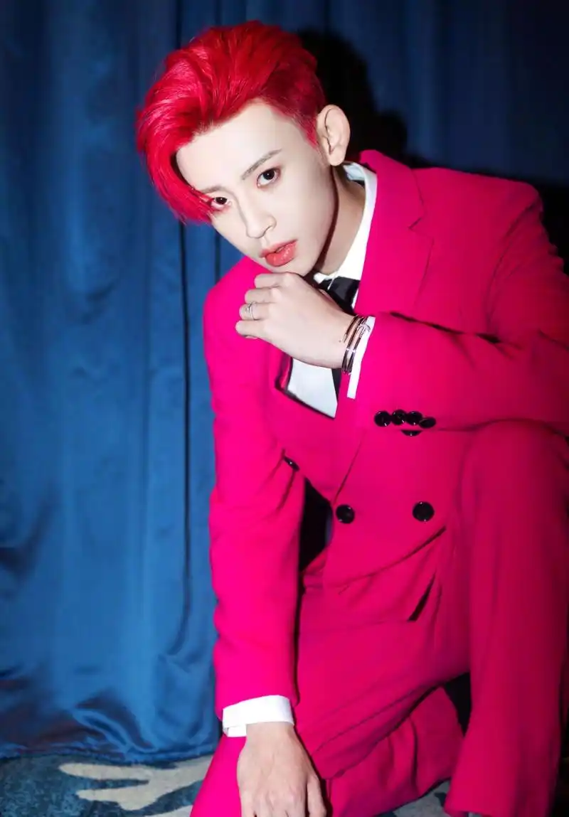 小鬼王琳凯身着玫红色西服套装,靓眼红色发型个性时尚