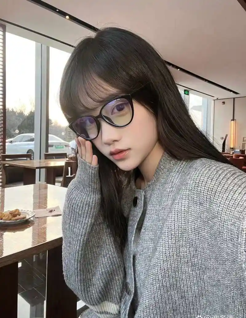 戴眼镜的女生根本吃不饱