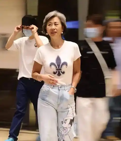 61岁叶倩文能诠释什么叫优雅老去:衣着考究,身材走样