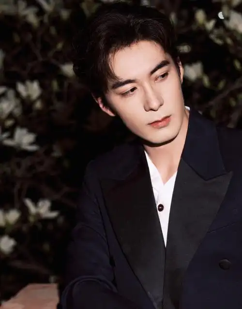 陈星旭黑西装玉兰花夜色大片