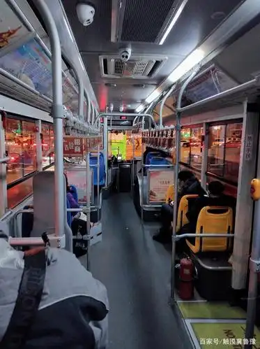 公交车 晚上6点多的32路公交车,空荡荡的过道,让人怀念以前"人挤人"的