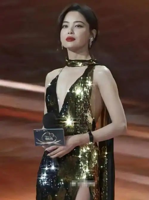 微博这一夜,女明星深v低胸礼服狂秀"事业线",只有她赢麻了!