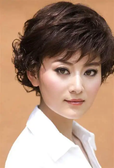 45岁圆脸女人短发发型 中年女士剪出的短发图集 - 圆脸发型 - 发型社