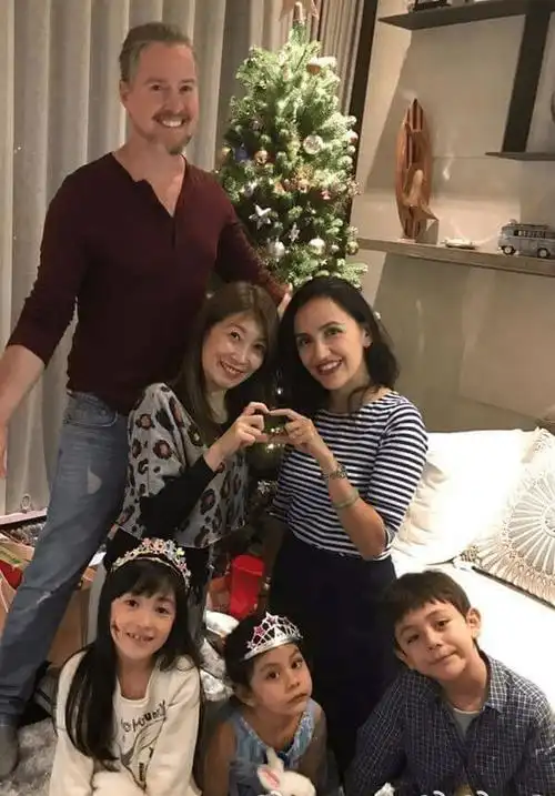 刘烨一家四口同框,老婆额头高眼眶凹陷老得快,儿子搞怪女儿乖!