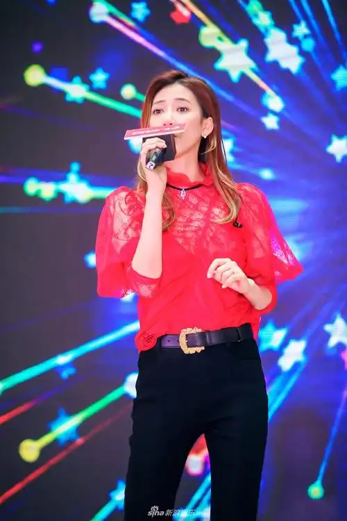 02 13:04:47 1 / 5 新浪娱乐讯 歌手弦子现身重庆,亮相某活动现场