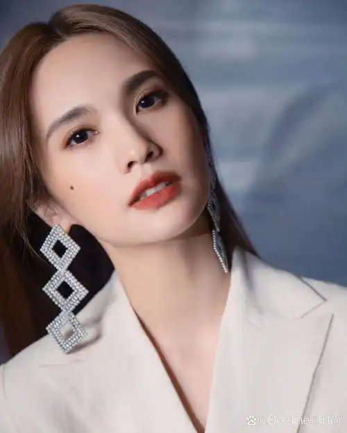 杨丞琳的白色西服元素,露腰更时髦.