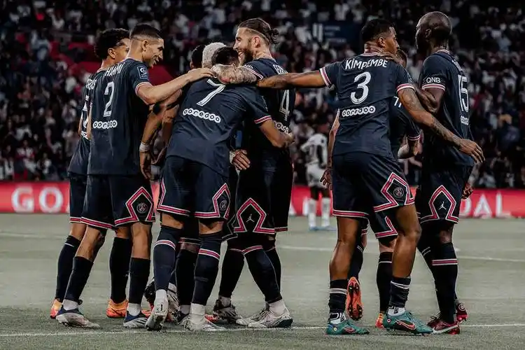 踢球侠无水印全面屏壁纸巴黎全队电脑壁纸第三期