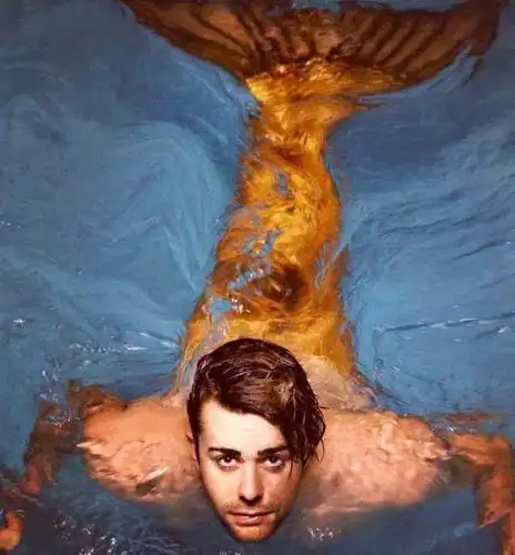 男子幻想自己是条美人鱼,给自己定做了一个鱼尾整天穿着不离身