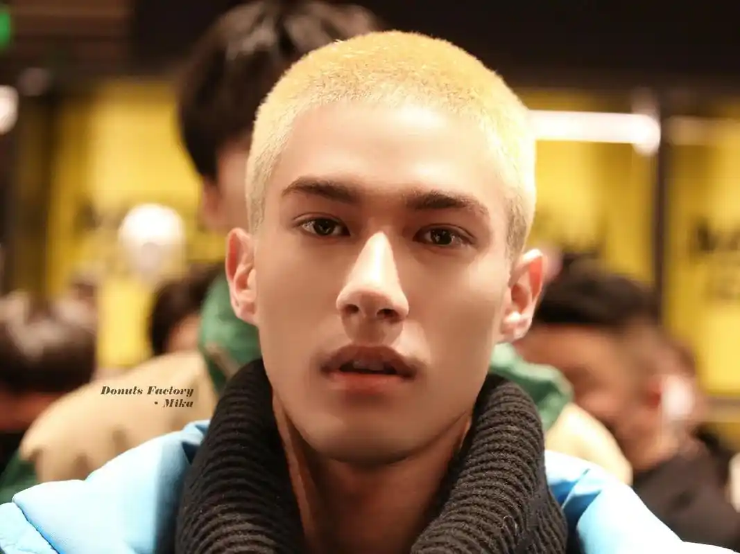 米卡#into1#into1米卡#欧美#帅哥#寸头#氛围感 - 抖音