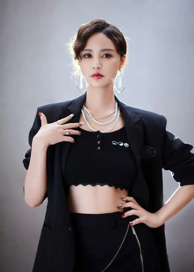 张歆艺西装外套酷飒舞台照图片16