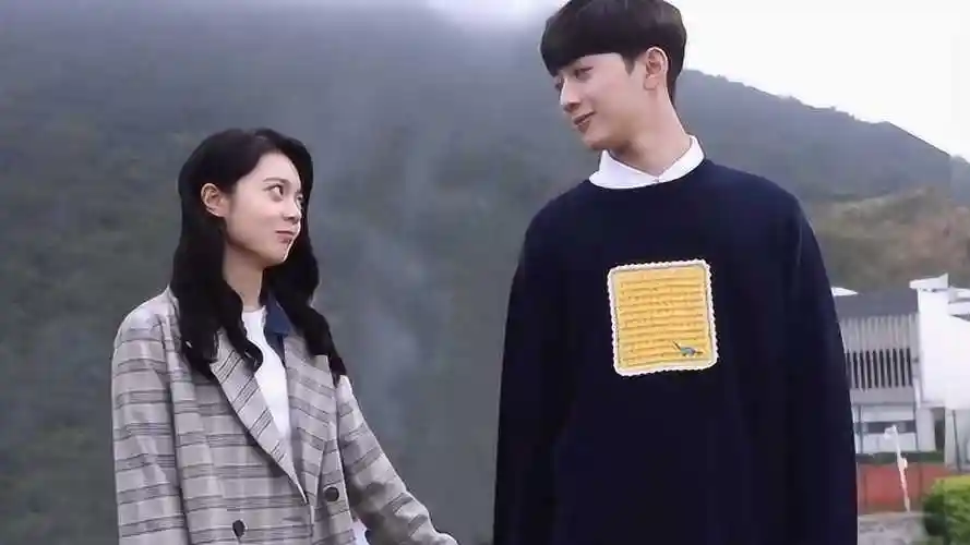 初恋那件小事夏淼淼对着梁又年撒娇嘟嘴卖萌拽着衣袖不撒手