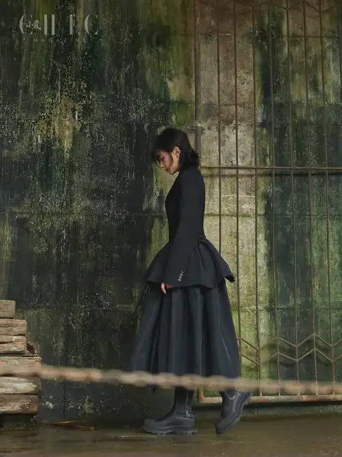 万茜chicmagazine8月刊酷飒姿态演绎的封面故事