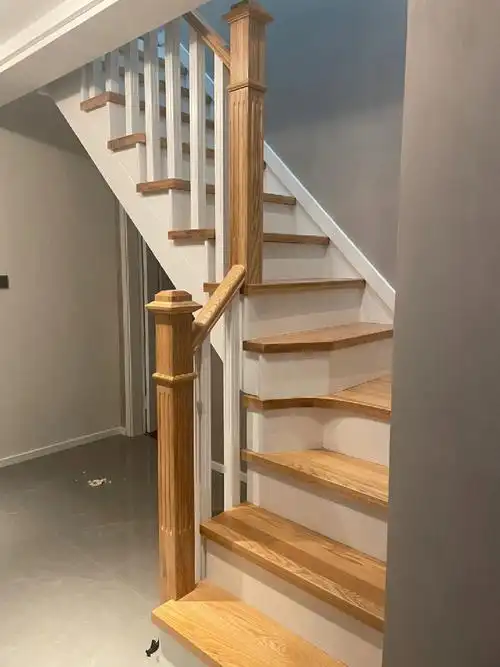 厚实牢固做套色搭配清新简约大方#实木楼梯  #楼梯扶手  #原木色系