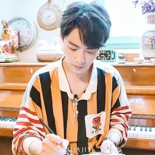 早期没见过的设计师战哥!#肖战##那些年我们错过的肖战