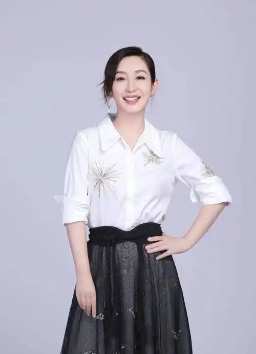 原创43岁秦海璐穿白色基础款衬衣,没有明星的气质,和普通大众没区别