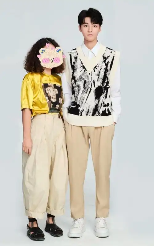 王俊凯合照站成人形立牌