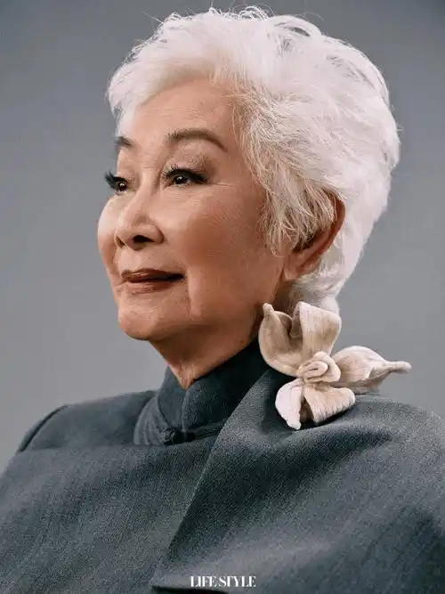 97岁卢燕最新杂志封面,穿蓝色皮草雍容华贵,尽显东方韵味