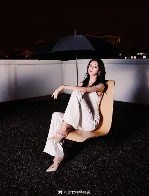 迪丽热巴天台撑伞氛围感大片释出 眼神凝视霸气侧漏