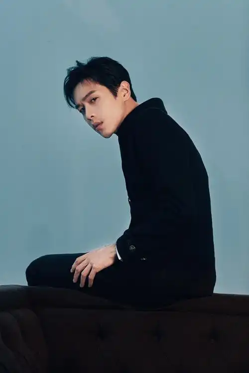 张若昀黑色双排扣西装帅气写真图片111