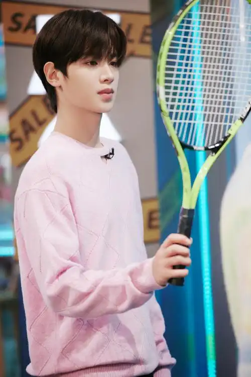 黄明昊你好星期六粉毛衣造型##黄明昊粉丝今天过年了