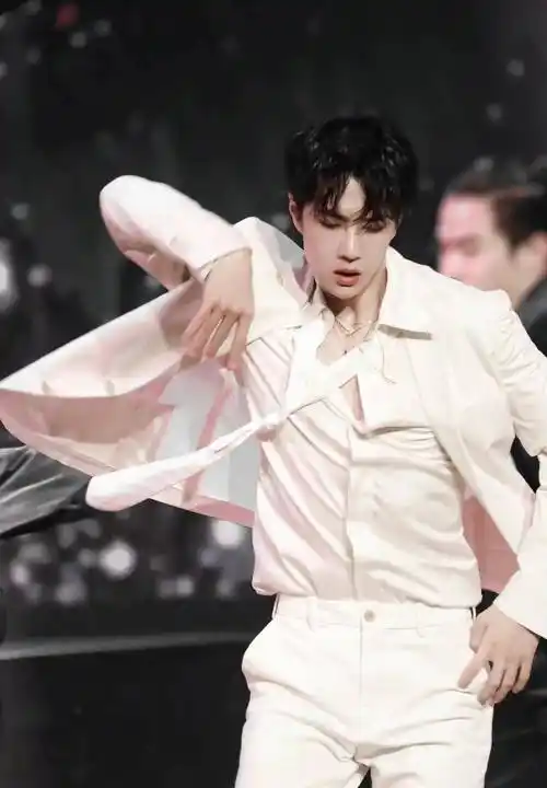 王一博西装穿搭合集_太阳_舞台_白色