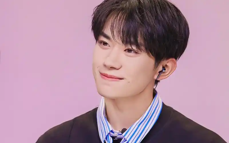 易烊千玺时尚休闲条纹衬衫帅气写真,大陆明星-回车桌面