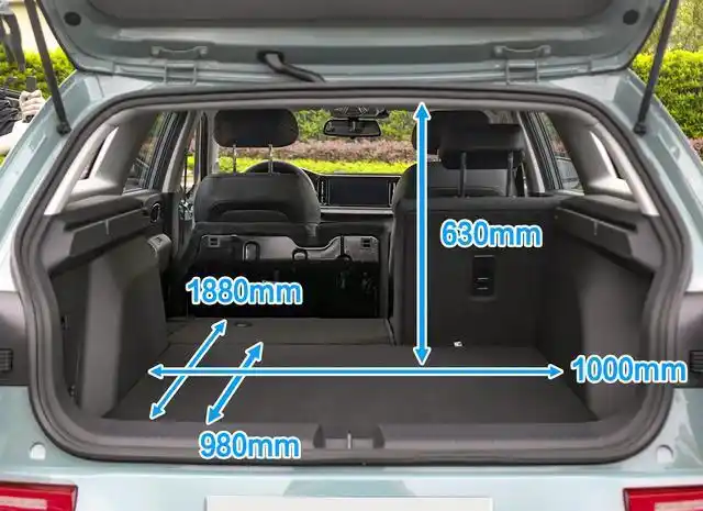 宝骏valli目前并没有装备比较流行的全景天窗,其天窗尺寸为长300mm,宽