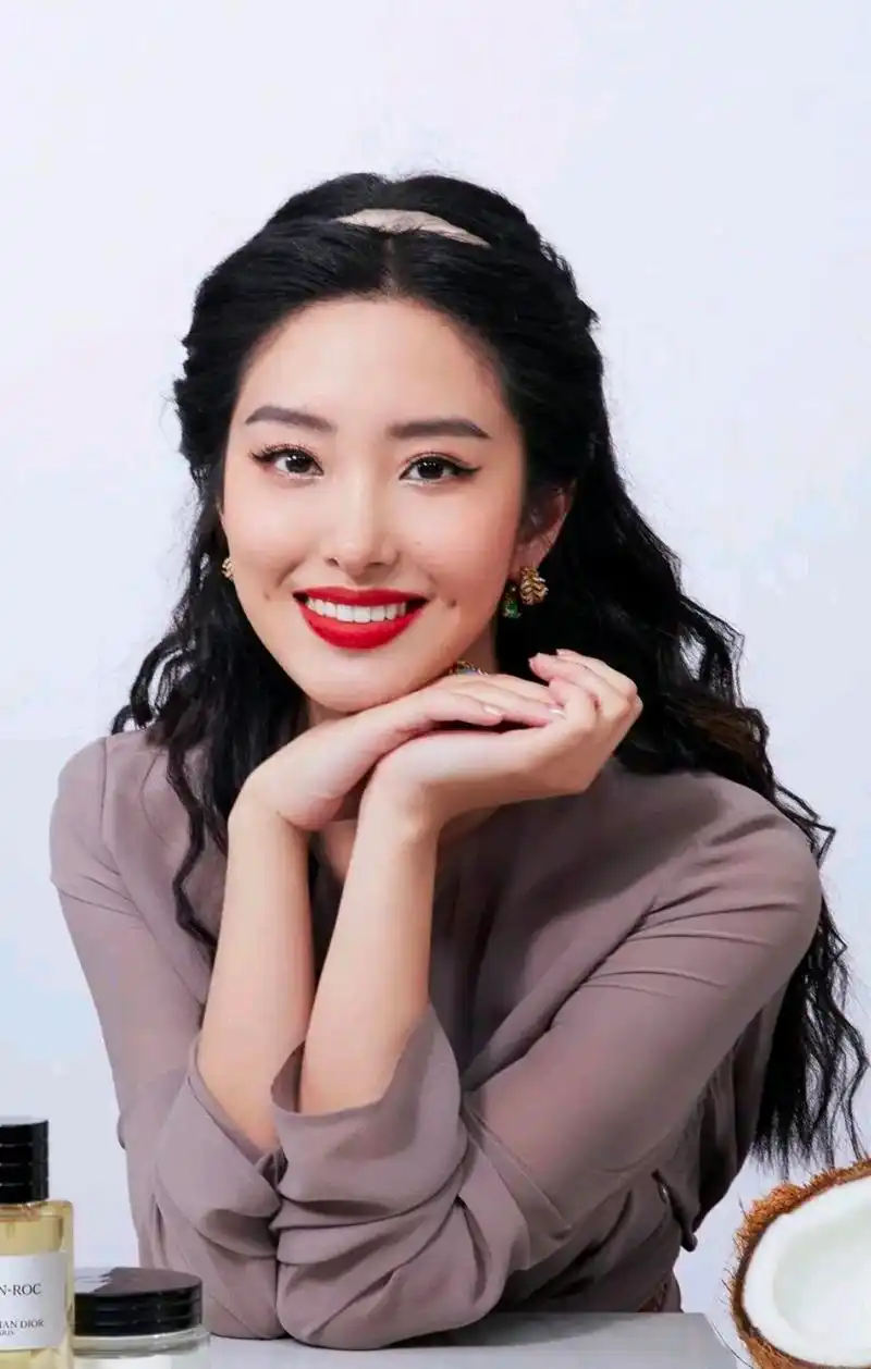 酒窝美女杨采钰