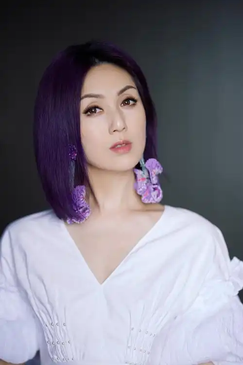 在本期节目中,杨千嬅身穿白色泡泡裙搭配紫色耳环,一身穿搭优雅大方又