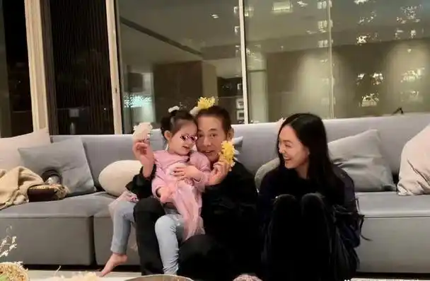 港圈大佬聚会,向华强领头,关之琳状态佳,吕良伟妻子成"亮点"