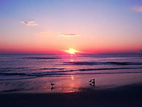 下面这些照片是摄影师在世界各地拍摄的日出景像,斑斓的风景让人们