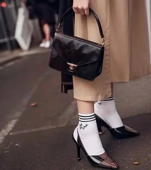 你觉得白袜配高跟鞋真的很土吗?040404 #高跟鞋 #又美 - 抖音