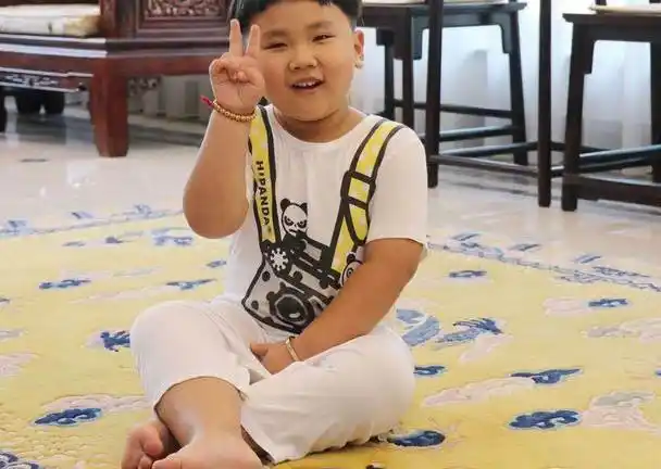 郭麒麟小时候在家里受尽了委屈,郭德纲的很多徒弟都在家里住着,每次摆