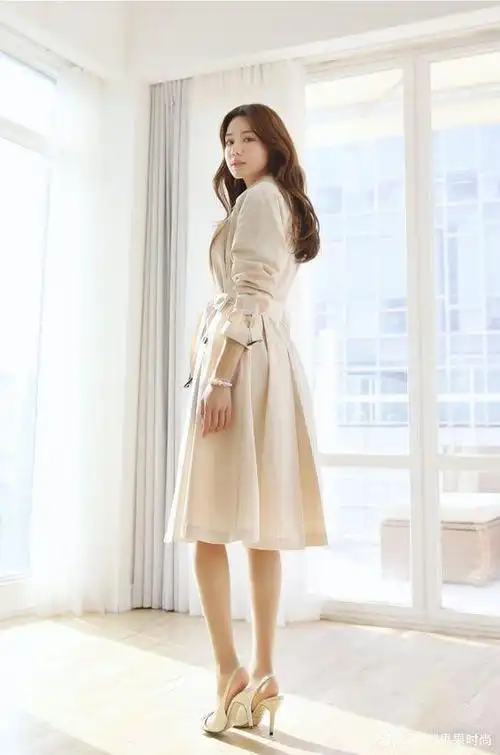 分享了这些搭配样例,大家喜欢上白色的高跟鞋了吗?