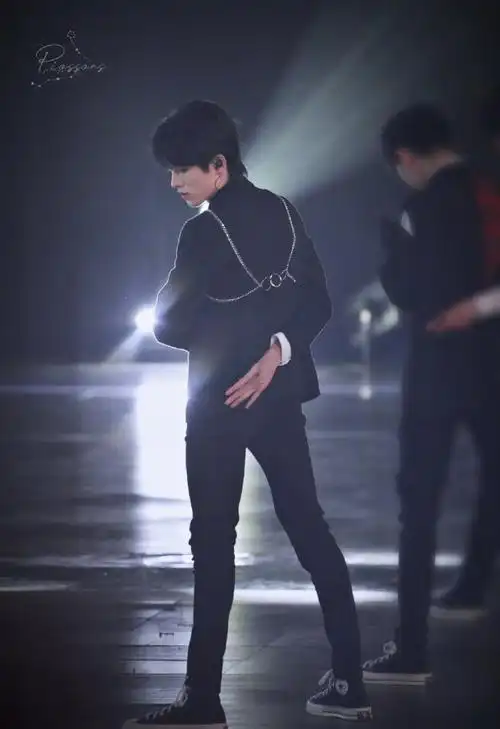 人间腿精图鉴#宋亚轩110cm的大长腿了解一下,现实中的漫画腿96 !