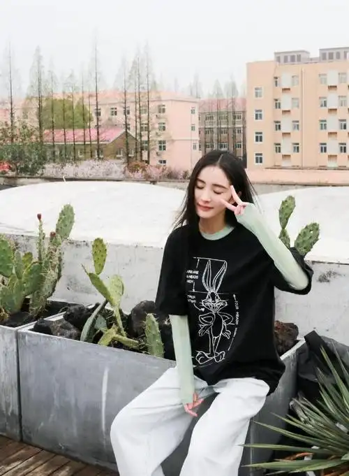 兔八哥杨幂的鬼马,三次,搭配白裤,可爱活泼,少女感十足 - 杨幂白t恤