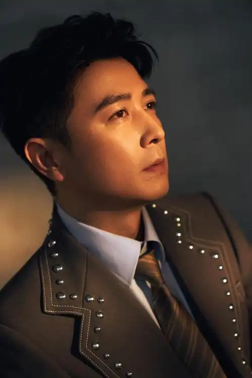 保剑锋今日释出时尚写真 铆钉西装造型放射优雅魅力