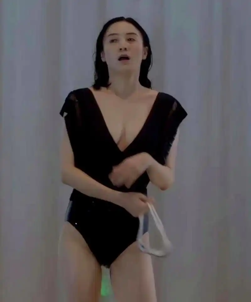 宋佳的泳装虽然展现了她的好身材,但毕竟年龄不小了,有些事情并不能仅