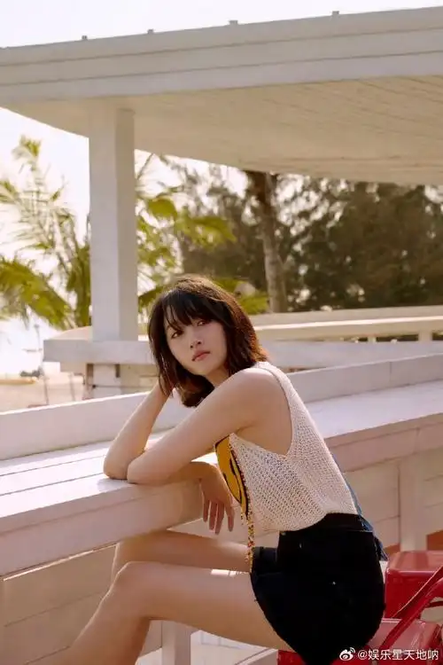 关晓彤无袖背心短裤